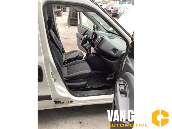 Fiat Doblo Cargo 1.3 MJ 16V DPF Euro 5 Samochód złomowany (2013, Granit)
