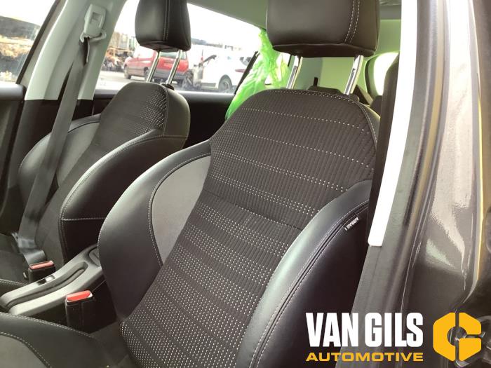 Peugeot 2008 1.2 12V e-THP PureTech 110 Épave (2017, Gris)