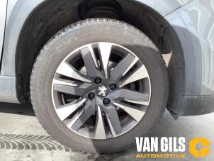Peugeot 2008 1.2 12V e-THP PureTech 110 Épave (2017, Gris)