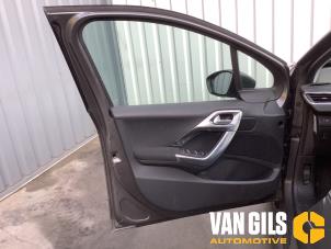 Peugeot 2008 1.2 12V e-THP PureTech 110 Épave (2017, Gris)