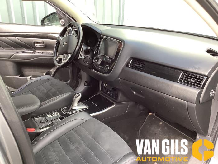 Mitsubishi Outlander 2.0 16V PHEV 4x4 Vehículo de desguace (2016, Gris)