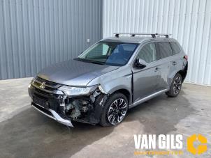Mitsubishi Outlander 2.0 16V PHEV 4x4 Vehículo de desguace (2016, Gris)