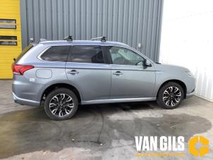 Mitsubishi Outlander 2.0 16V PHEV 4x4 Vehículo de desguace (2016, Gris)