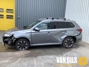 Mitsubishi Outlander 2.0 16V PHEV 4x4 Vehículo de desguace (2016, Gris)