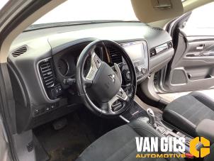 Mitsubishi Outlander 2.0 16V PHEV 4x4 Vehículo de desguace (2016, Gris)