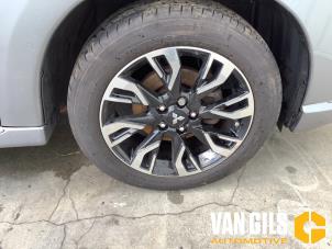 Mitsubishi Outlander 2.0 16V PHEV 4x4 Vehículo de desguace (2016, Gris)