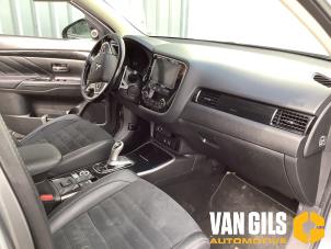 Mitsubishi Outlander 2.0 16V PHEV 4x4 Vehículo de desguace (2016, Gris)