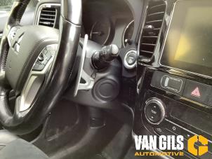 Mitsubishi Outlander 2.0 16V PHEV 4x4 Vehículo de desguace (2016, Gris)
