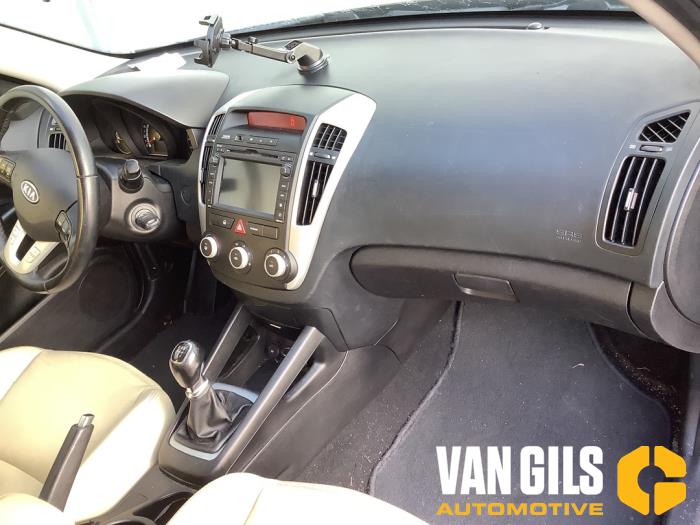 Kia Cee'd Sporty Wagon 1.4 16V Skrotfordon (2011, ZWART)