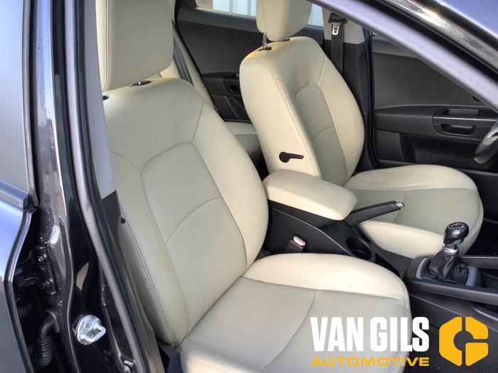 Kia Cee'd Sporty Wagon 1.4 16V Skrotfordon (2011, ZWART)