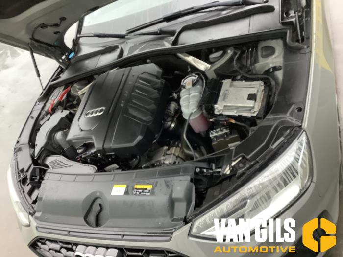 Audi A4 Avant 2.0 40 TFSI Mild hybrid 16V Épave (2021, Gris)