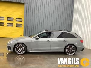 Audi A4 Avant 2.0 40 TFSI Mild hybrid 16V Épave (2021, Gris)