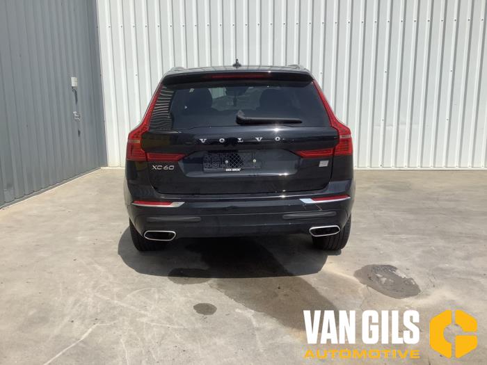 Volvo XC60 II 2.0 T8 16V Recharge, Twin Engine AWD Vehículo de desguace (2020, Negro)