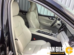 Volvo XC60 II 2.0 T8 16V Recharge, Twin Engine AWD Vehículo de desguace (2020, Negro)