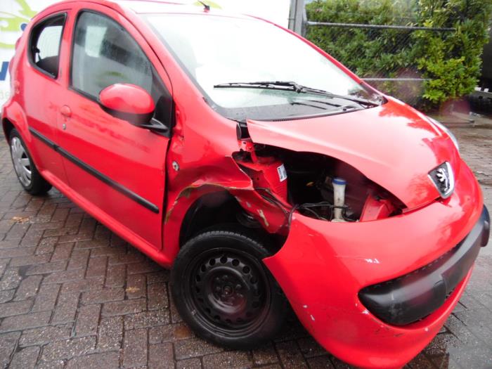 Peugeot 107 1.0 12V Skrotfordon (2008, ROOD)