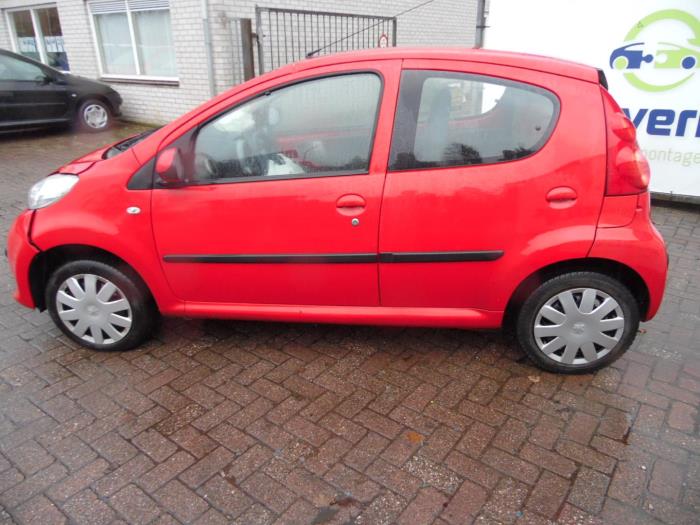 Peugeot 107 1.0 12V Skrotfordon (2008, ROOD)