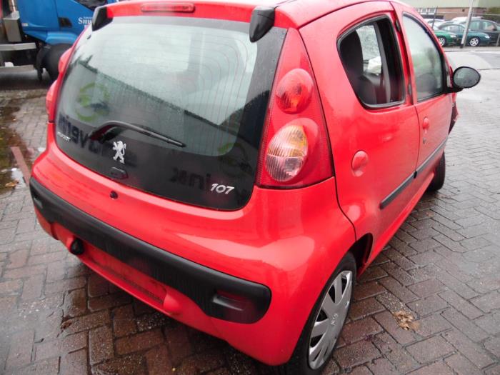 Peugeot 107 1.0 12V Skrotfordon (2008, ROOD)