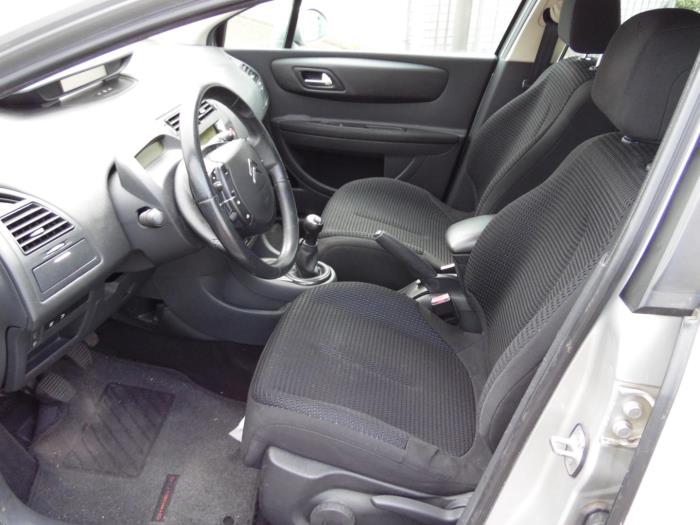 Citroen C4 Berline 2.0 16V Épave (2005, Gris)