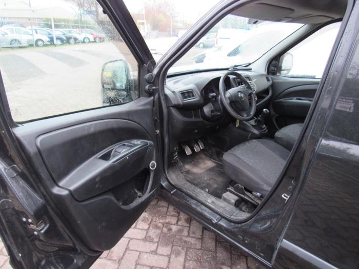 Opel Combo 1.3 CDTI 16V ecoFlex Skrotfordon (2012, ZWART)