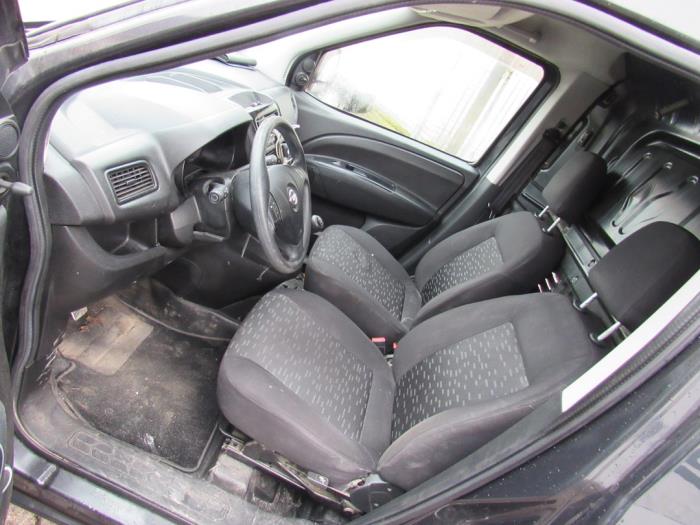 Opel Combo 1.3 CDTI 16V ecoFlex Skrotfordon (2012, ZWART)