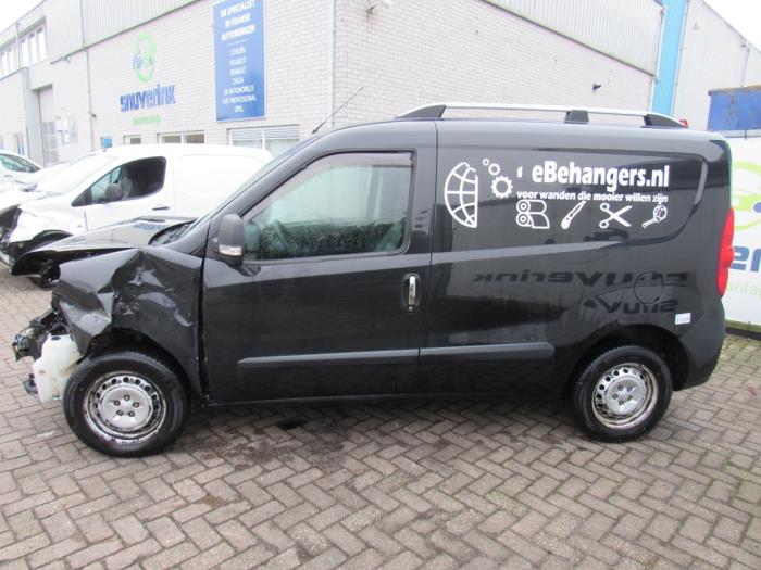 Opel Combo 1.3 CDTI 16V ecoFlex Skrotfordon (2012, ZWART)