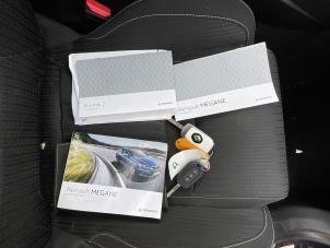 Renault Megane IV Estate 1.2 Energy TCE 100 Épave (2017, Bleu)