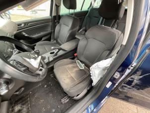 Renault Megane IV Estate 1.2 Energy TCE 100 Épave (2017, Bleu)