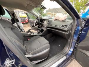 Renault Megane IV Estate 1.2 Energy TCE 100 Épave (2017, Bleu)