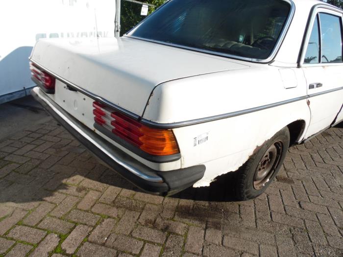 Mercedes 200-280 200 Schrottauto (1981, Weiß)