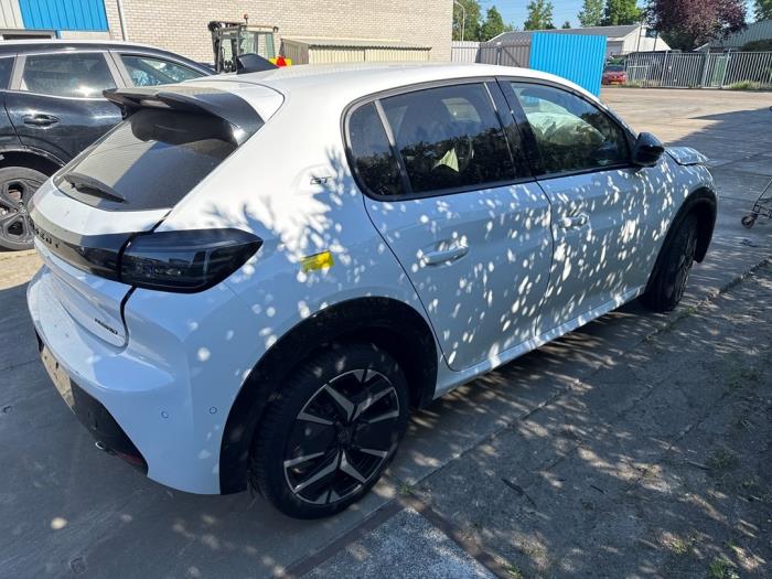 Peugeot 208 II 1.2 Hybrid 100 Vehículo de desguace (2025, Blanco)