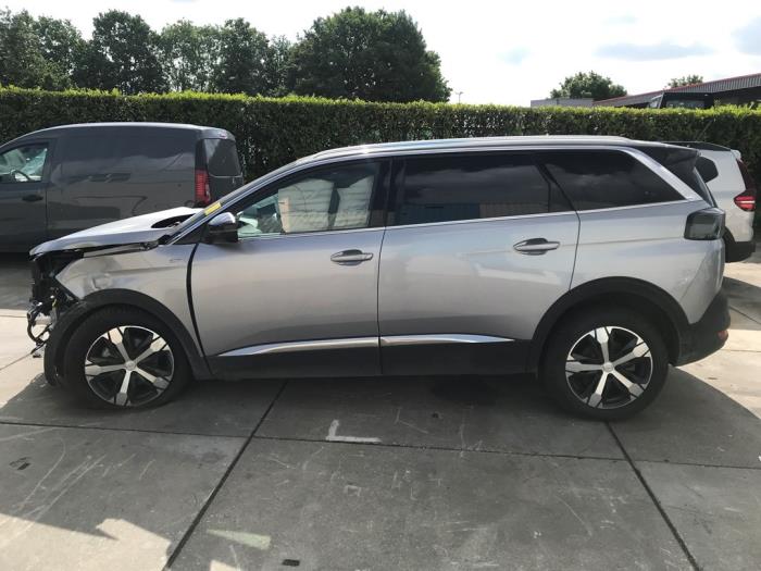 Peugeot 5008 II 1.2 12V e-THP PureTech 130 Épave (2024, Gris)