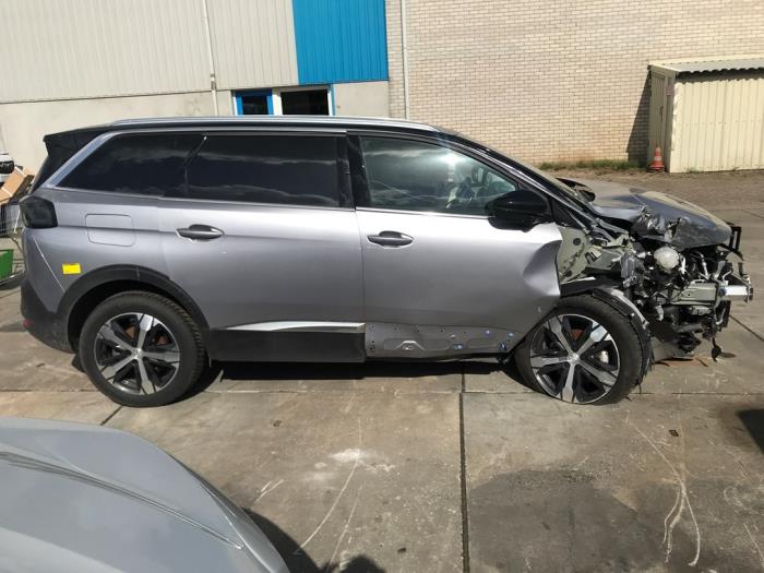 Peugeot 5008 II 1.2 12V e-THP PureTech 130 Épave (2024, Gris)
