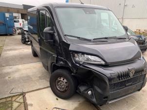 Peugeot Boxer 2.2 BlueHDi 140 Vehículo de desguace (2024, Gris)
