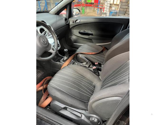Opel Corsa D 1.3 CDTi 16V ecoFLEX Skrotfordon (2010, ZWART)