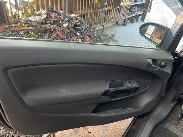 Opel Corsa D 1.3 CDTi 16V ecoFLEX Skrotfordon (2010, ZWART)