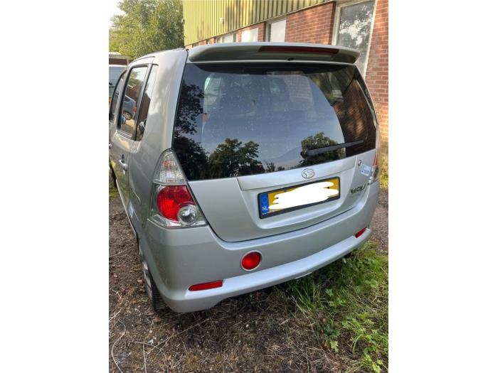 Daihatsu YRV 1.3 16V DVVT Turbo Skrotfordon (2002, GRIJS)