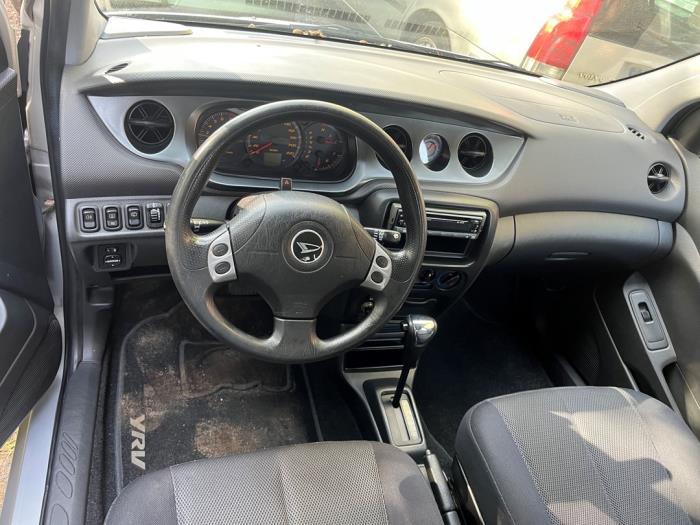 Daihatsu YRV 1.3 16V DVVT Turbo Skrotfordon (2002, GRIJS)