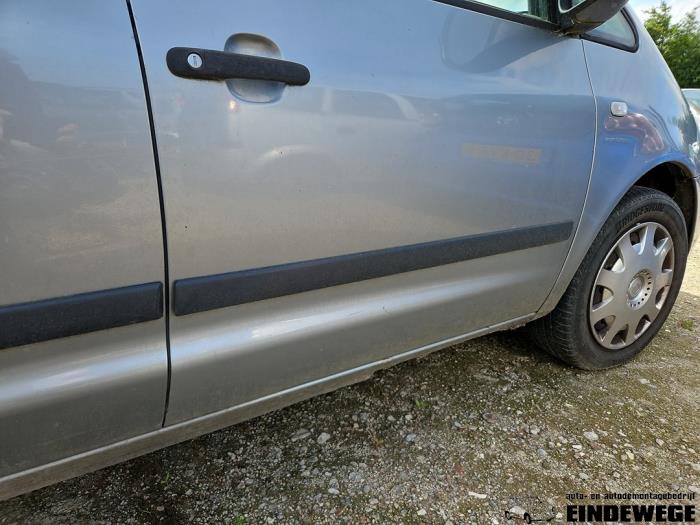 Ford Galaxy 2.0 Samochód złomowany (2004, Szary)