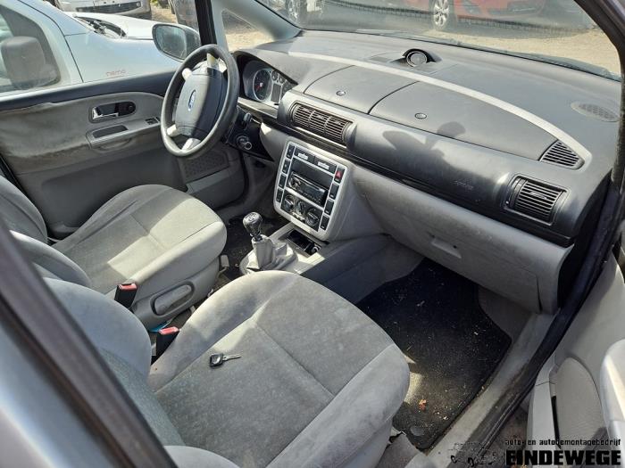 Ford Galaxy 2.0 Samochód złomowany (2004, Szary)