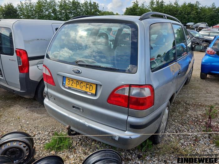 Ford Galaxy 2.0 Samochód złomowany (2004, Szary)