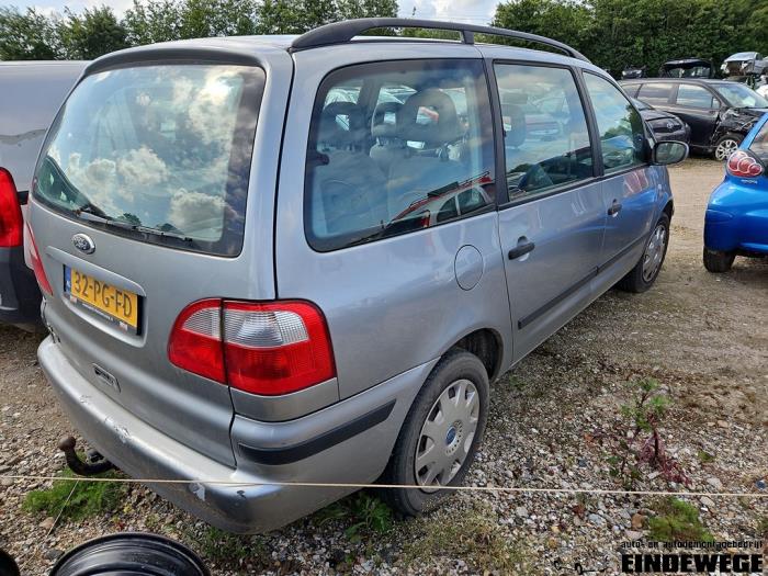 Ford Galaxy 2.0 Samochód złomowany (2004, Szary)