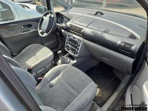 Ford Galaxy 2.0 Samochód złomowany (2004, Szary)