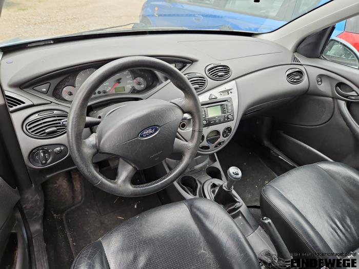 Ford Focus 1 1.6 16V Samochód złomowany (2004, Szary)