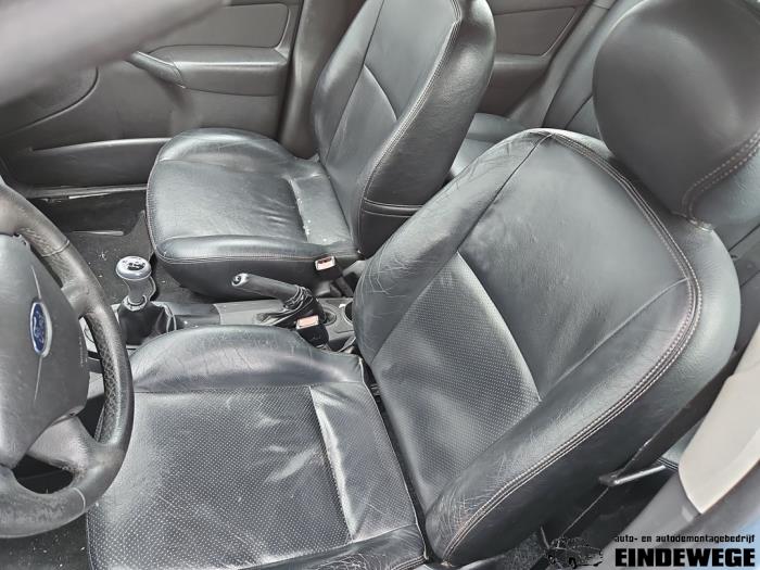 Ford Focus 1 1.6 16V Samochód złomowany (2004, Szary)