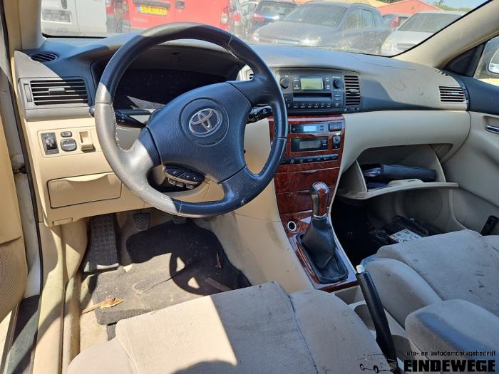 Toyota Corolla 1.4 16V VVT-i Épave (2002, Argenté)