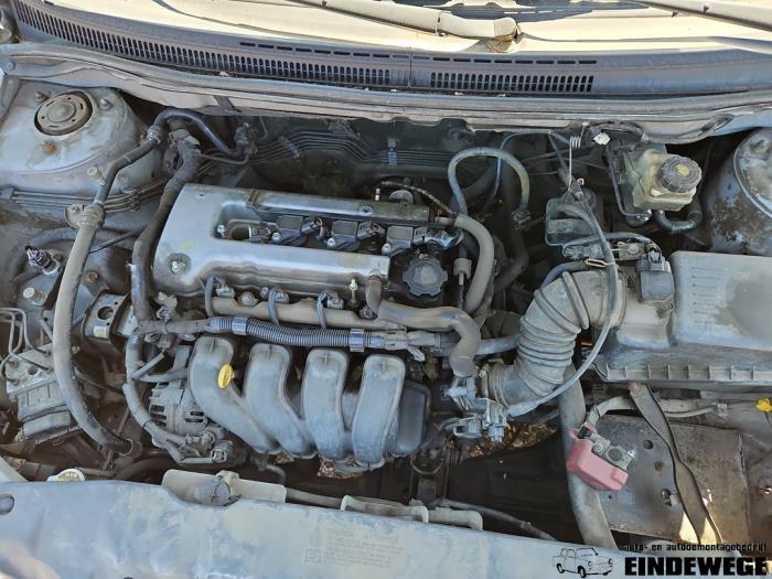 Toyota Corolla 1.4 16V VVT-i Épave (2002, Argenté)