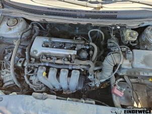 Toyota Corolla 1.4 16V VVT-i Épave (2002, Argenté)