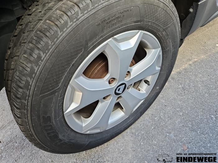 Dacia Duster 1.6 16V Skrotfordon (2018, BLAUW)