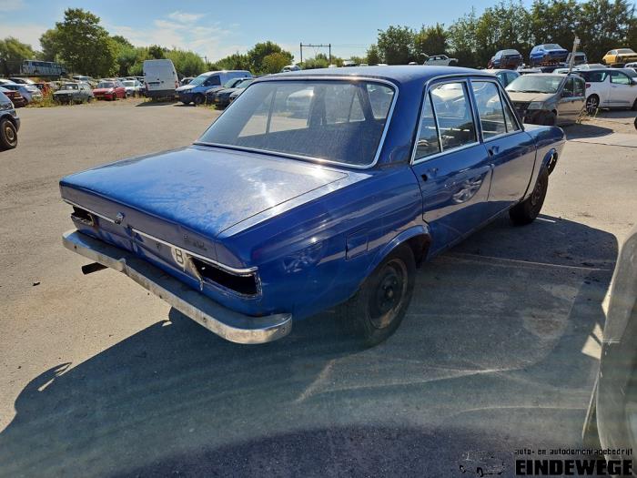 Audi 100 1.8 L,LS Skrotfordon (1973, BLAUW)