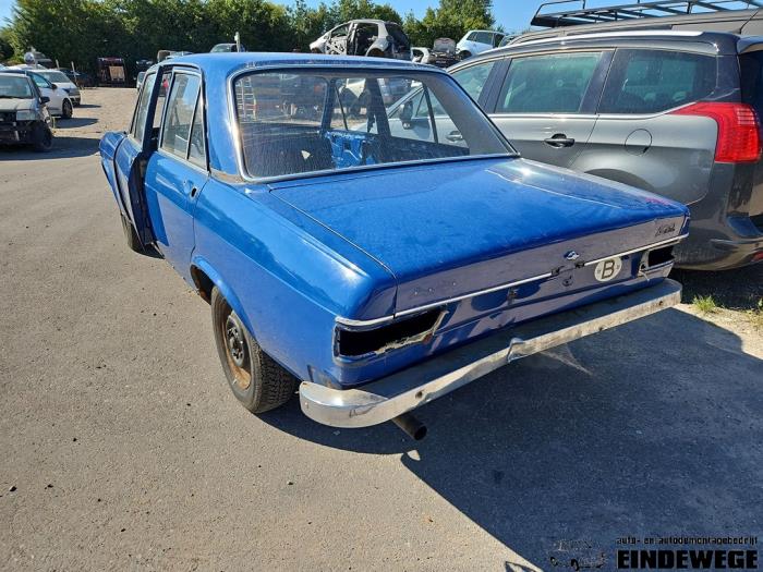 Audi 100 1.8 L,LS Skrotfordon (1973, BLAUW)